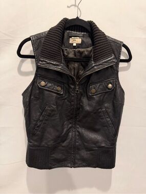 June Vest Black Leather Rib Knit
Collar Zip Front Pockets Quilt Lined
SizeS.moto
